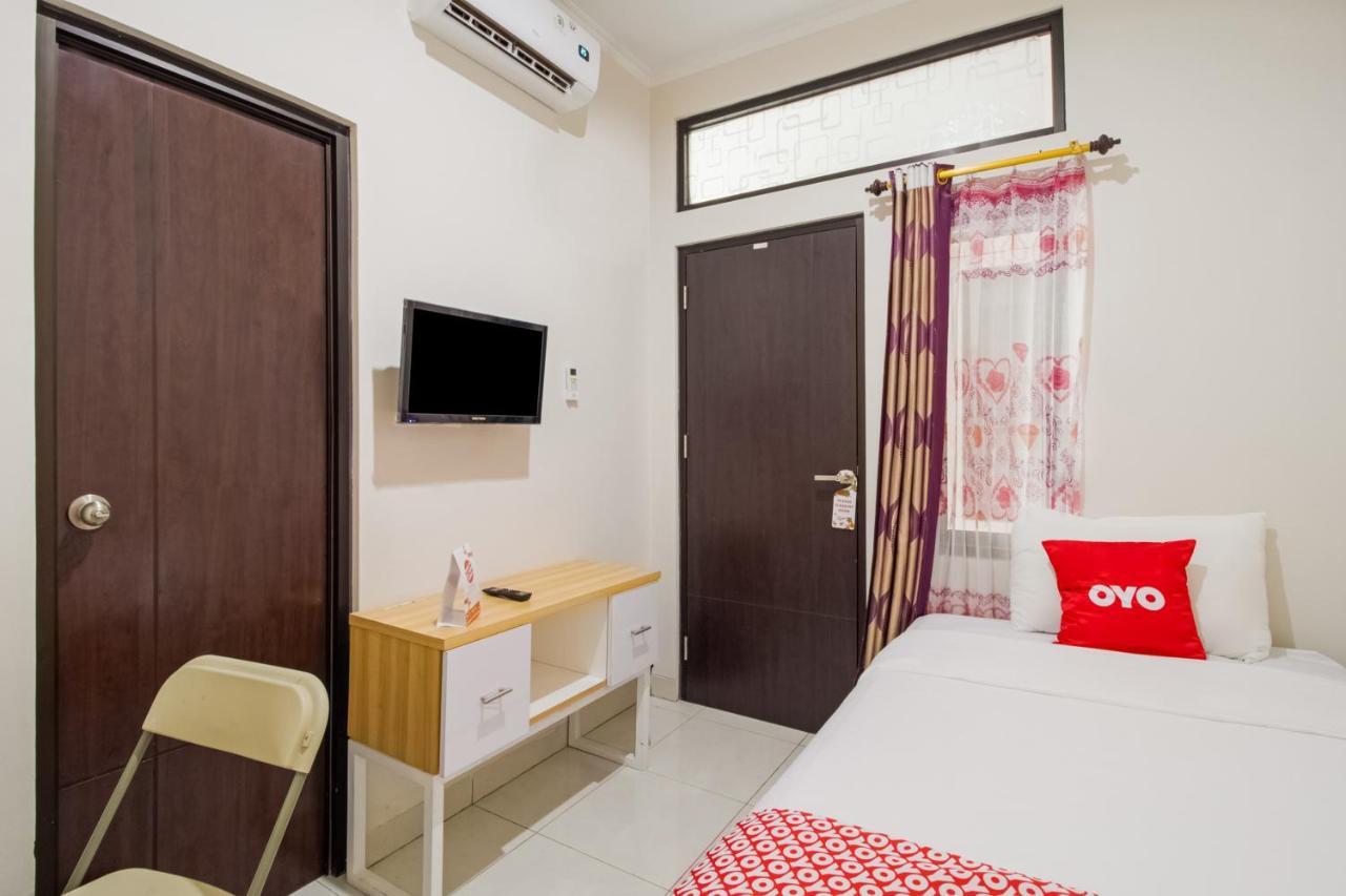 Oyo 3256 Rukost I8 Hotel Karawang Exterior photo